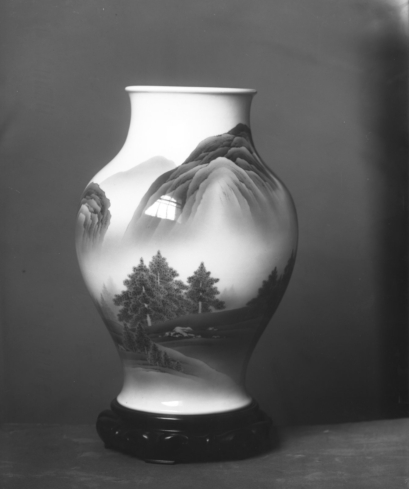 宮川香山《染付山水図花瓶》(1915年、磁器、染付、工芸)の写真