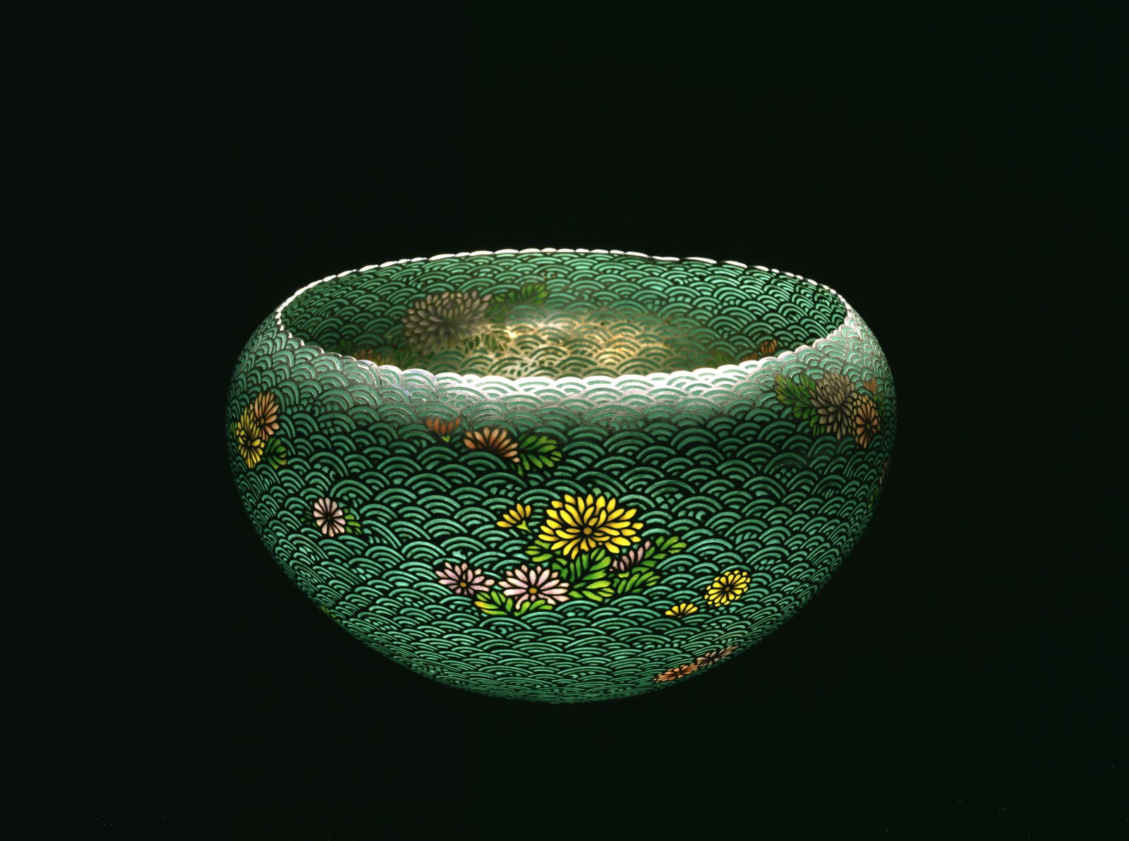 濤川惣助《菊花文鉢》(1900年、銀、七宝、工芸)の写真
