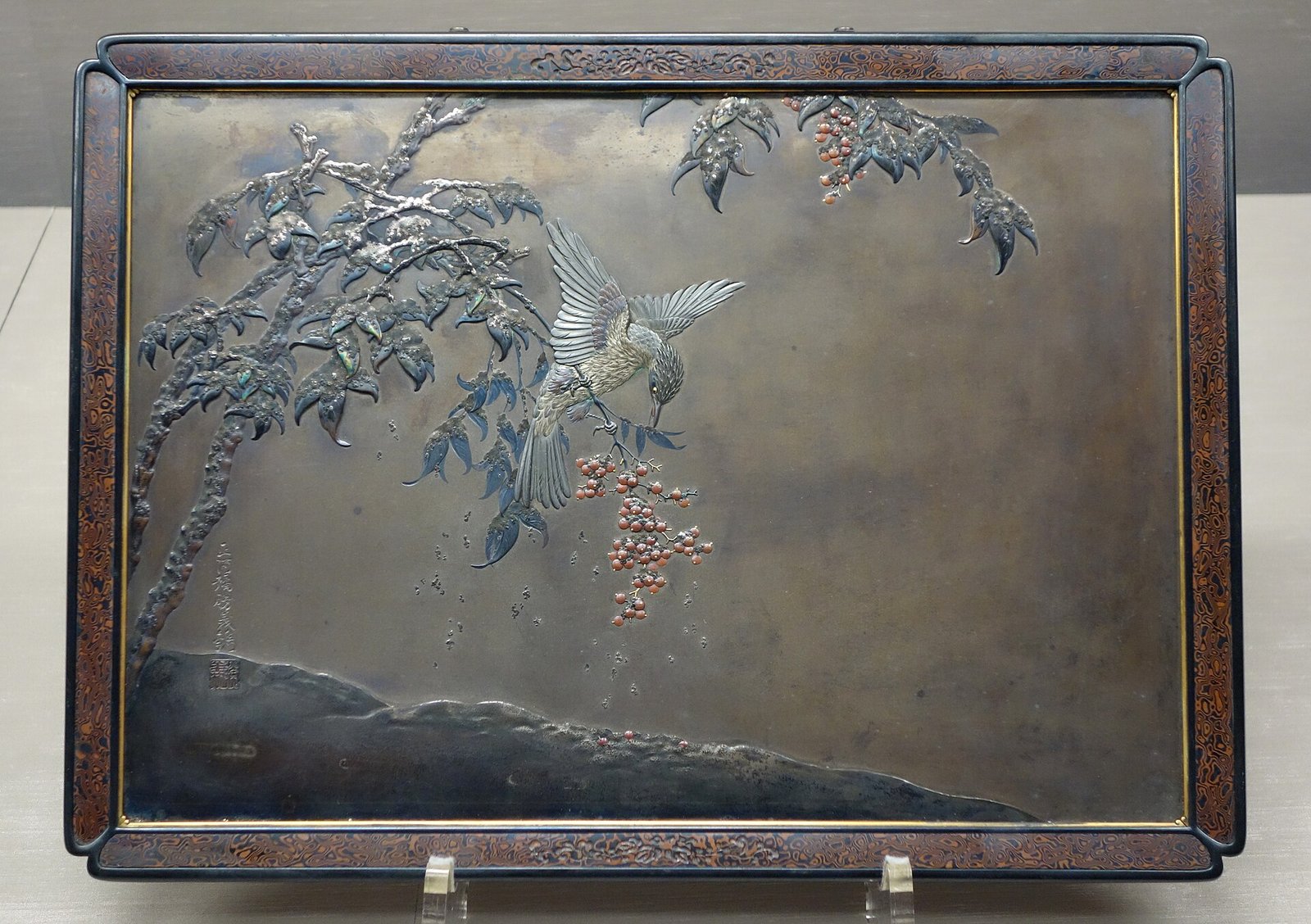 正阿弥勝義《雪中南天樹鵯図額》(1892年、四分一地高肉象嵌、工芸)の写真
